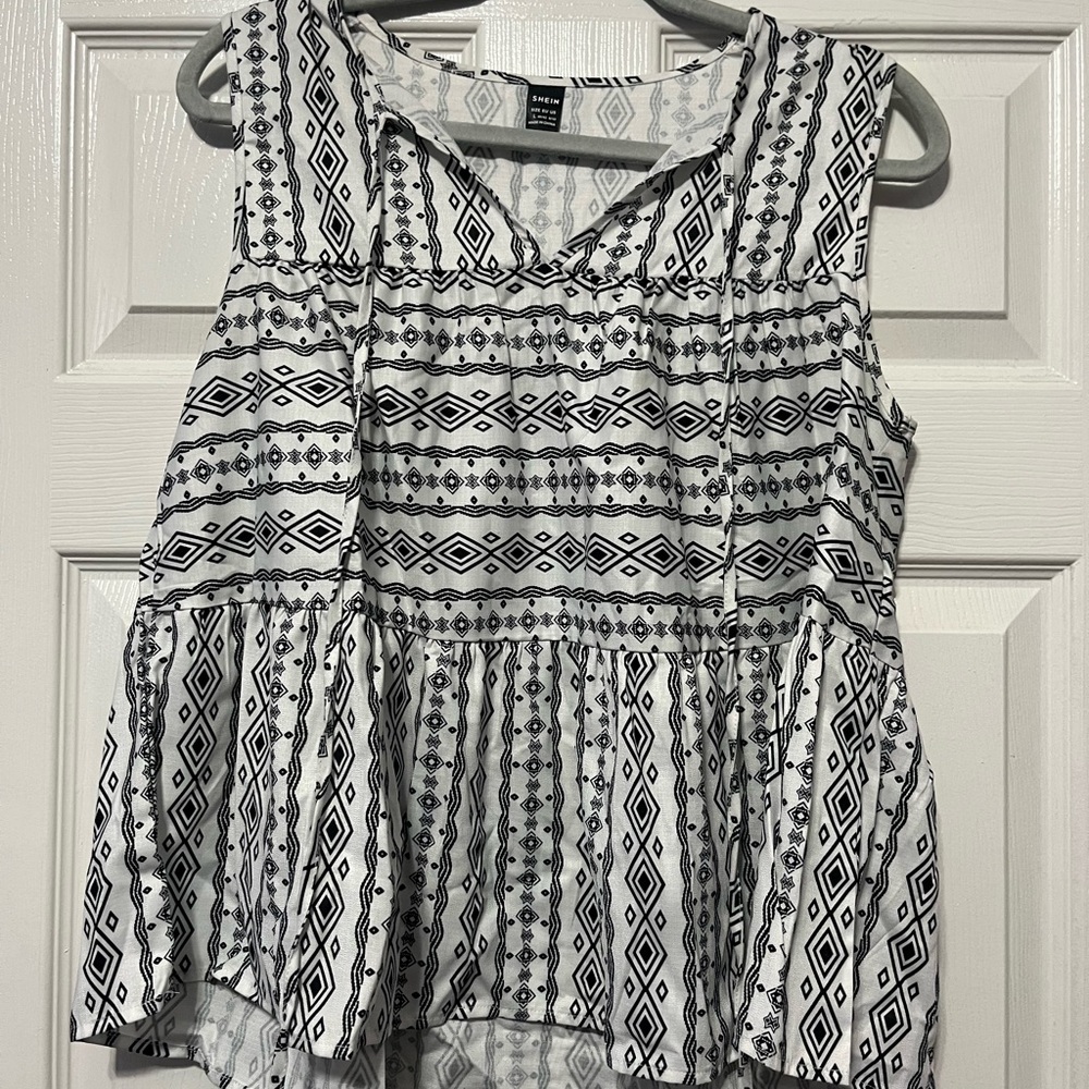 SHEIN Monochrome Geometric Sleeveless Blouse